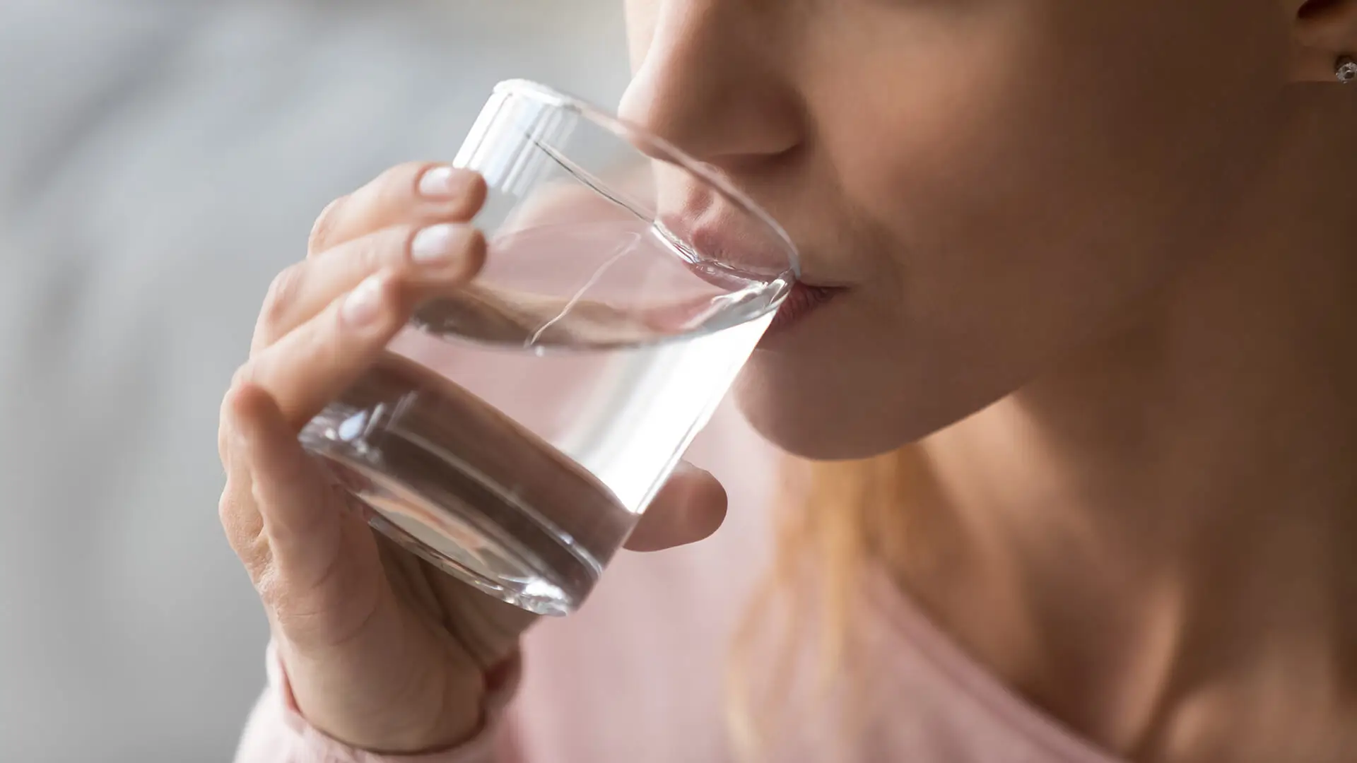 Come prevenire la ritenzione idrica in estate: 5 abitudini mattutine suggerite dai nefrologi Come prevenire la ritenzione idrica in estate: 5 abitudini mattutine suggerite dai nefrologi