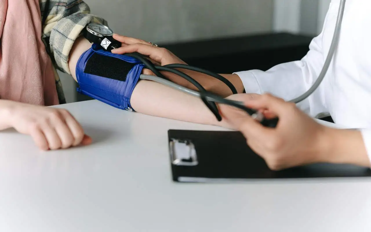 Pressione alta con il caldo? Scopri la bevanda naturale che aiuta la circolazione secondo la Società Italiana di Cardiologia Pressione alta con il caldo? Scopri la bevanda naturale che aiuta la circolazione secondo la Società Italiana di Cardiologia
